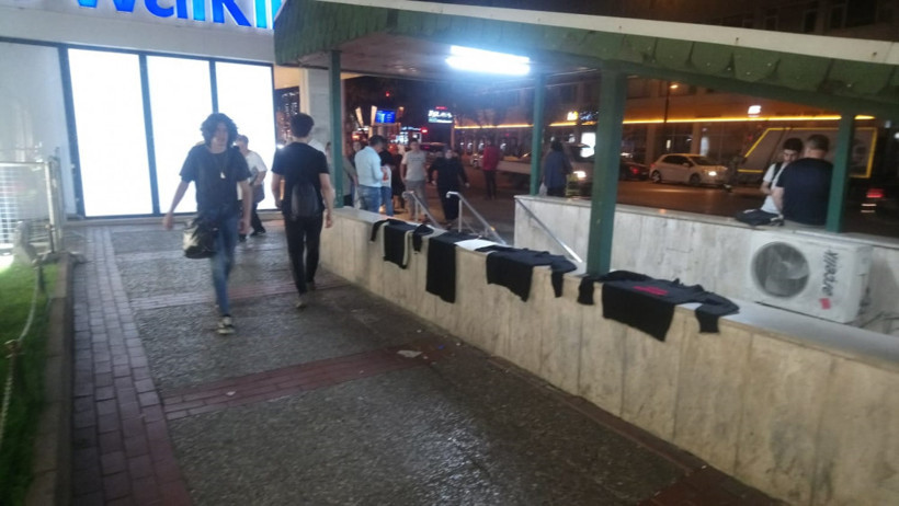 Yıkayıp ütülediği kıyafetleri  bu notla duvara astı - Resim: 4