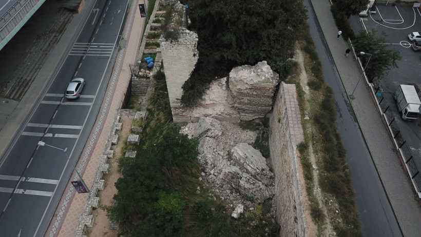 İstanbul'un mirası tarihi surlarda çökme! - Resim: 2