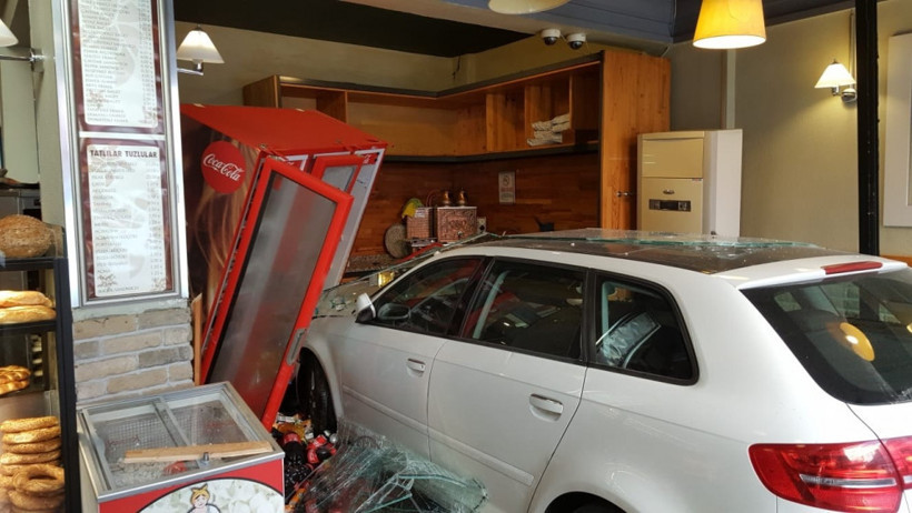 Fren yerine gaza bastı fırına daldı! Faciaya ramak kala - Resim: 2