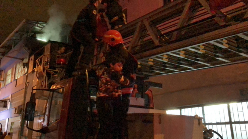 Yürekleri ağza getiren yangın! 5 çocuk kurtarıldı - Resim: 1