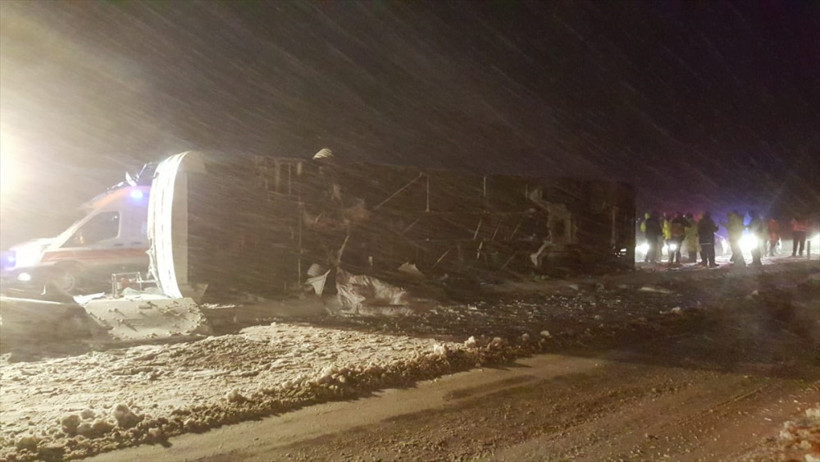 Kırşehir'de yolcu otobüsü devrildi 3 kişi hayatını kaybetti - Resim: 4