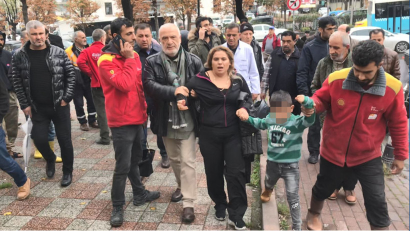 Vatandaşlar fark edip yakaladı! Dakikalarca çocuğuyla yalvardı - Resim: 1