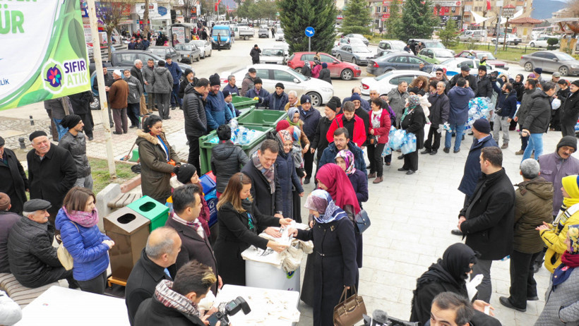 5 plastik şişe getirene bez çanta kuyruğu - Resim: 1
