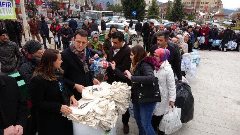 5 plastik şişe getirene bez çanta kuyruğu - Resim: 4