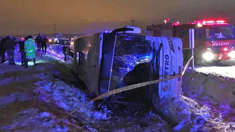 Bayburt'ta yolcu otobüsü şarampole devrildi: 2 ölü, 20 yaralı - Resim: 3