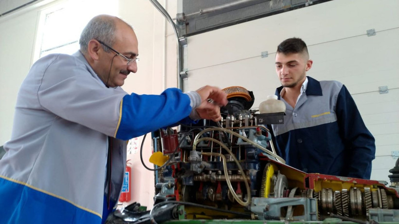 Kütahyalı vatandaş oğlu ile aynı liseden mezun oldu - Resim: 2