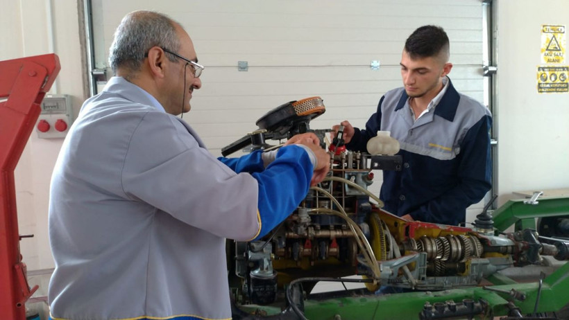 Kütahyalı vatandaş oğlu ile aynı liseden mezun oldu - Resim: 4