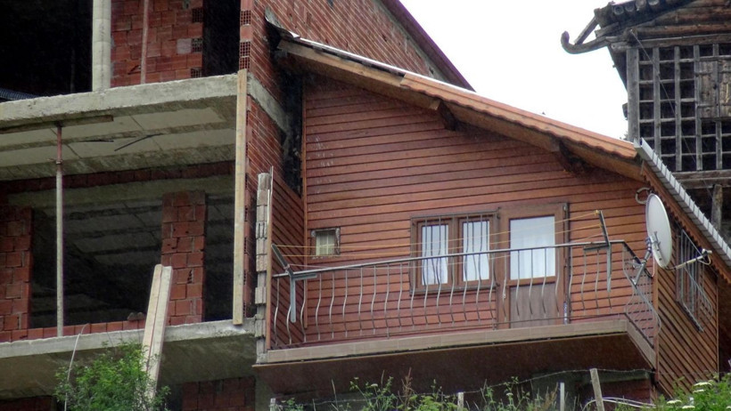 Rize'de miras kalan evde anlaşmayınca motorlu testereyle ikiye böldürdüler - Resim: 1