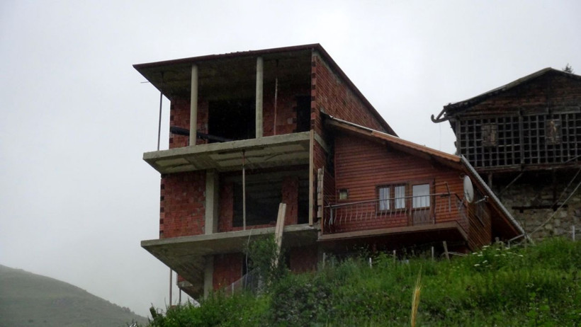 Rize'de miras kalan evde anlaşmayınca motorlu testereyle ikiye böldürdüler - Resim: 4