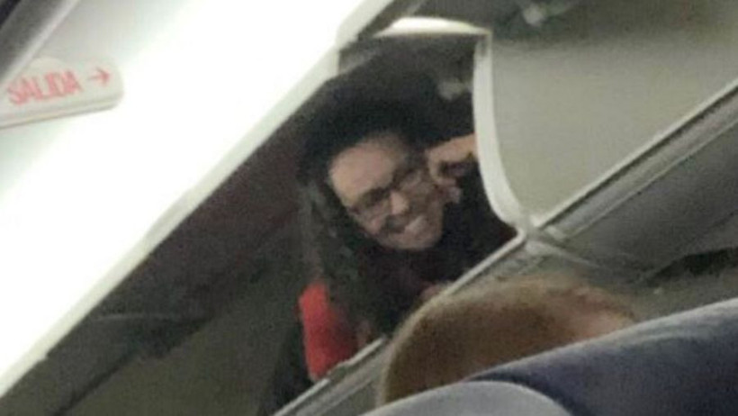 En renkli kabin görevlisi uçakta yaptığıyla yolcuların neşe kaynağı oldu - Resim: 4