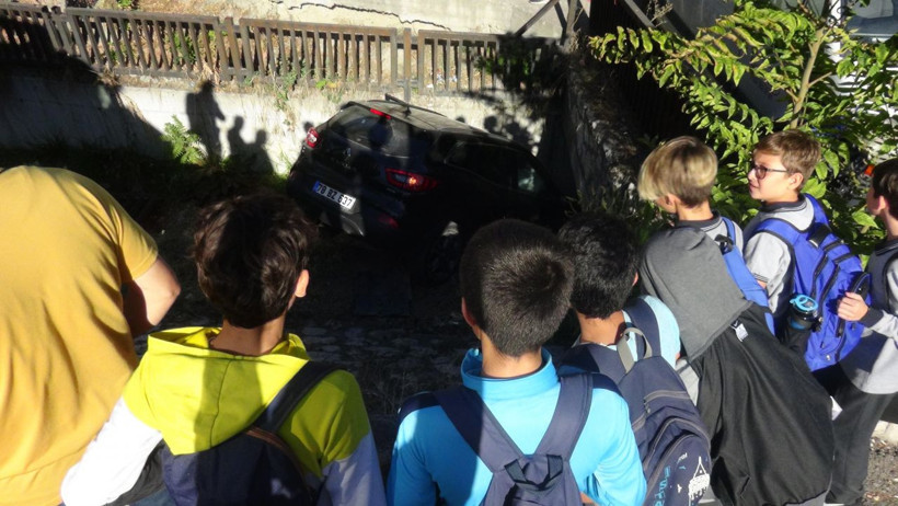 Karabük'te vitesleri karıştıran öğretmen dere kanalına uçtu - Resim: 1