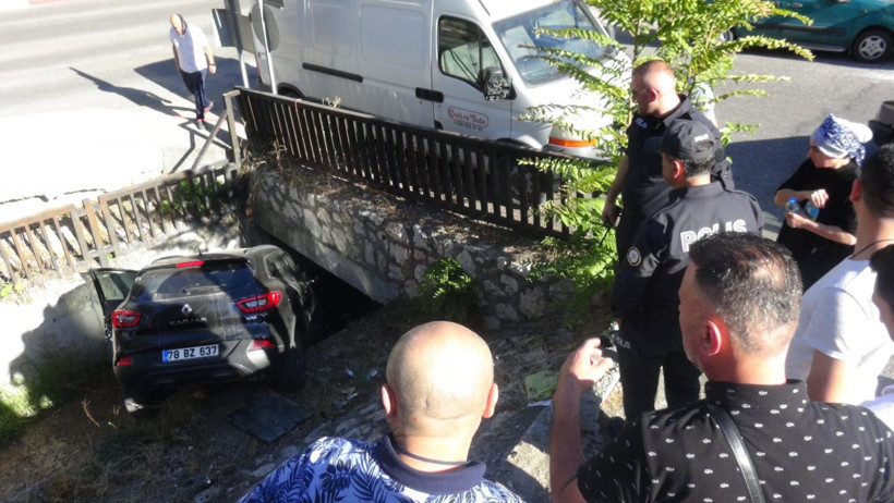 Karabük'te vitesleri karıştıran öğretmen dere kanalına uçtu - Resim: 2