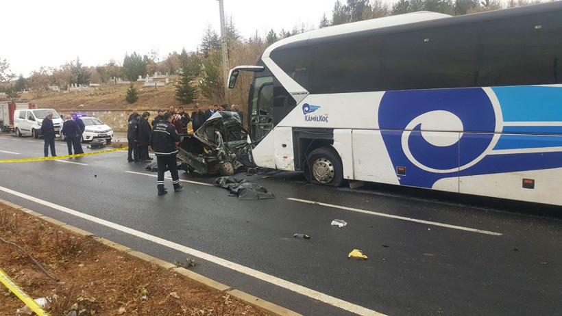 Kırşehir'de yolcu otobüsü ile otomobil çarpıştı: 4 ölü - Resim: 1
