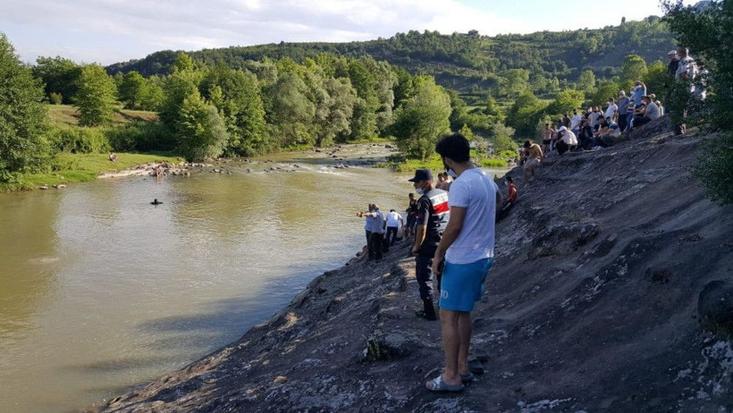 Zonguldak'ta küçük çocuk derede kayboldu haberi duyan dedesi kalp krizi geçirdi - Resim: 3