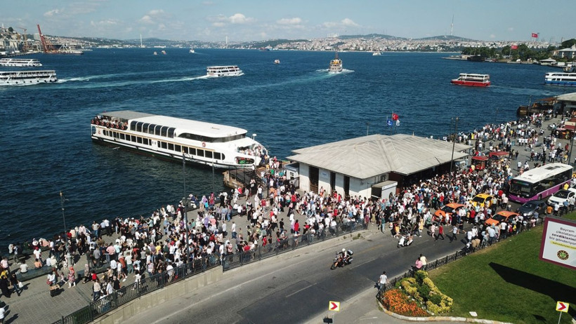 İstanbul'dan tedirgin eden görüntüler! Sosyal mesafe hiçe sayıldı - Resim: 1