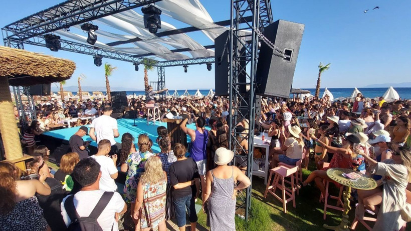 Umursamaz tavırlar tehlike saçıyor! Balıkesir'de Serdar Ortaç konserinde pes dedirten görüntü - Resim: 4