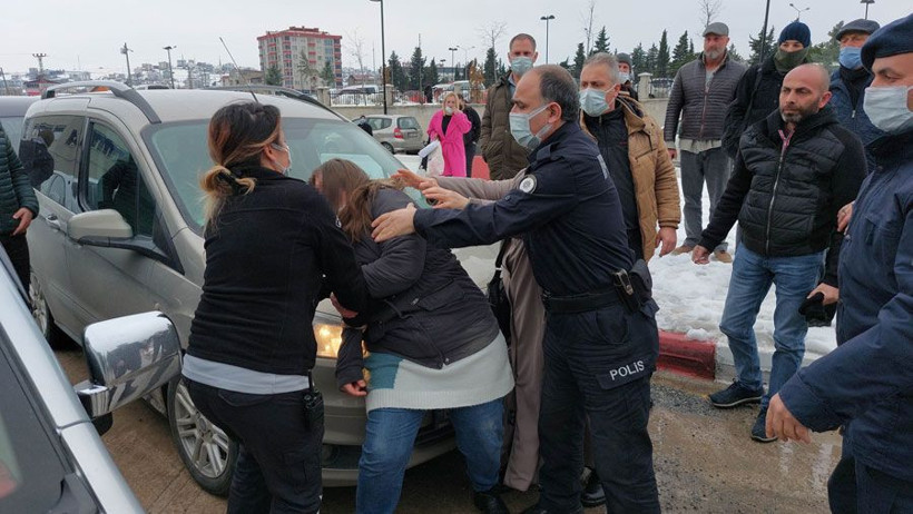 Samsun'da genç kız hastane bahçesini birbirine kattı! Araçların yolunu kesip olay çıkarttı - Resim: 1