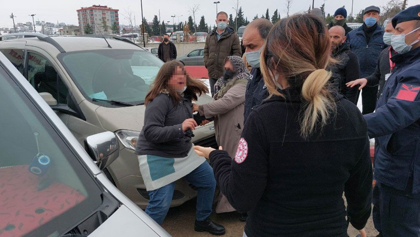 Samsun'da genç kız hastane bahçesini birbirine kattı! Araçların yolunu kesip olay çıkarttı - Resim: 2
