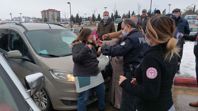 Samsun'da genç kız hastane bahçesini birbirine kattı! Araçların yolunu kesip olay çıkarttı - Resim: 3