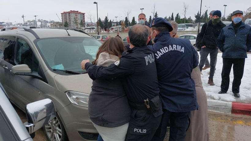 Samsun'da genç kız hastane bahçesini birbirine kattı! Araçların yolunu kesip olay çıkarttı - Resim: 4