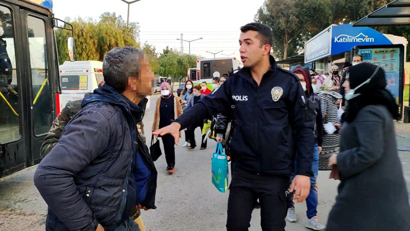 Adana'da otobüs durağında genç kadın taciz ettiği iddiasıyla adama saldırdı o anlar görüntülendi - Resim: 3