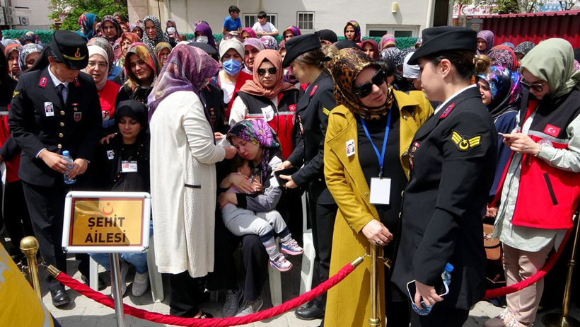 Gözyaşları sel oldu! Şehit Uzman Çavuş Yusuf Avan son yolculuğuna uğurlandı - Resim: 4