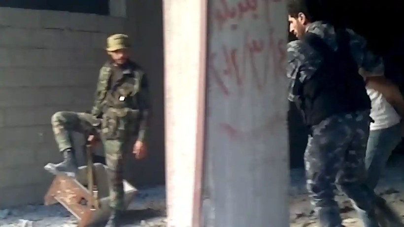 Esed'in katilleri 41 sivili infaz edip bir çukurda benzin döküp yaktı! O anlarda güldüler işte o görüntü - Resim: 1