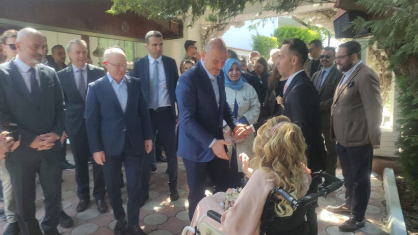 Eski vekil kendisine şemsiye tutan arkadaşıyla evleniyor! Evliliğimiz Osmangazi Köprüsü gibi olsun - Resim: 1