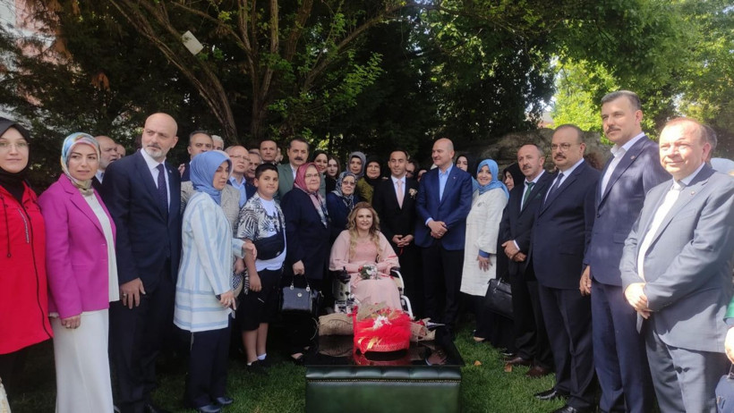 Eski vekil kendisine şemsiye tutan arkadaşıyla evleniyor! Evliliğimiz Osmangazi Köprüsü gibi olsun - Resim: 2