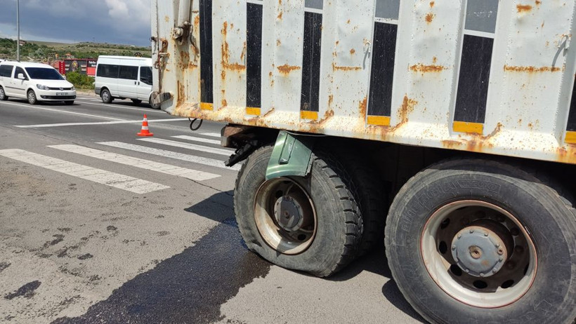 Kamyona arkadan çarptı! Katliam gibi kaza 4 kişi hayatını kaybetti - Resim: 2