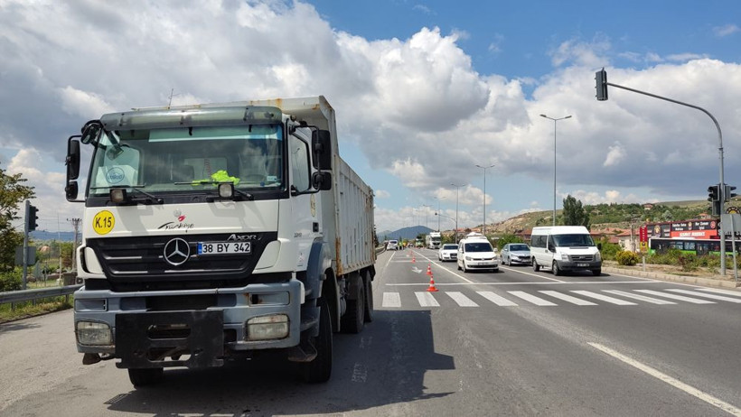 Kamyona arkadan çarptı! Katliam gibi kaza 4 kişi hayatını kaybetti - Resim: 3