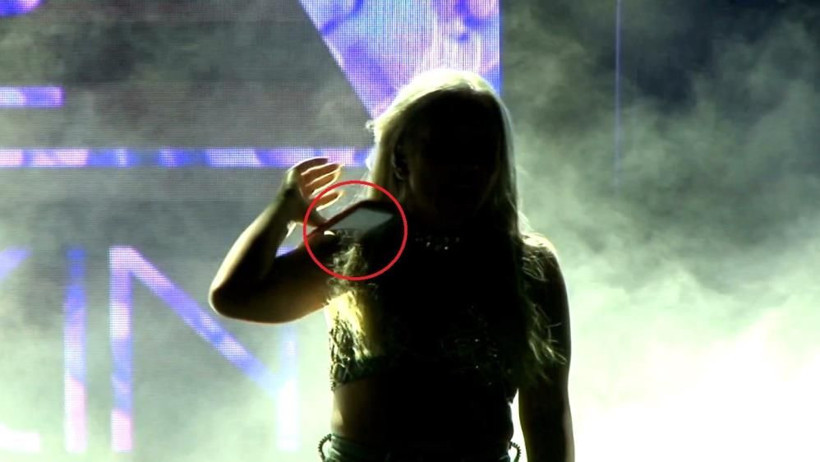 Ece Seçkin'e sahnede telefon fırlatılmıştı! İşte ünlü popçunun yaralandığı o anın yeni görüntüleri - Resim: 3