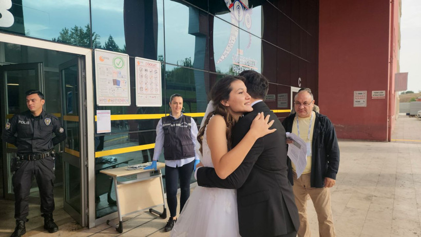 KPSS Öğretmenlik Sınavı'na gelinliğiyle girdi! Damat kapıdan alıp nikah masasına gittiler - Resim: 3