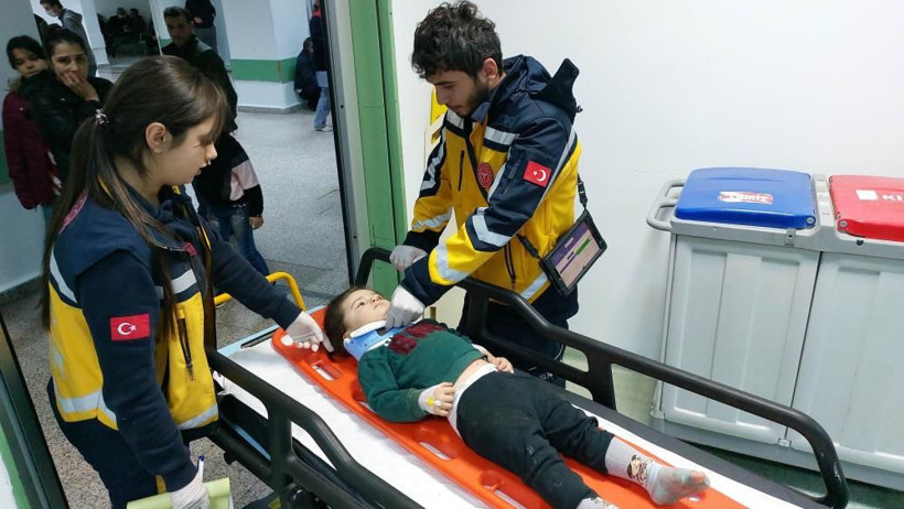 Çocuk balkondan düştü olayı gören anne de düştü! İkisi de hastanelik oldu - Resim: 1