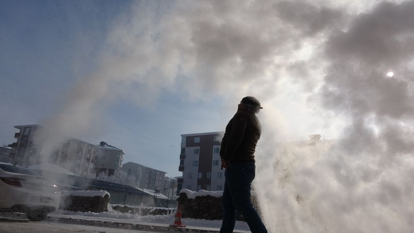 O şehirde hayat felç oldu! Havaya serpilen sıcak su bile dondu - Resim: 3