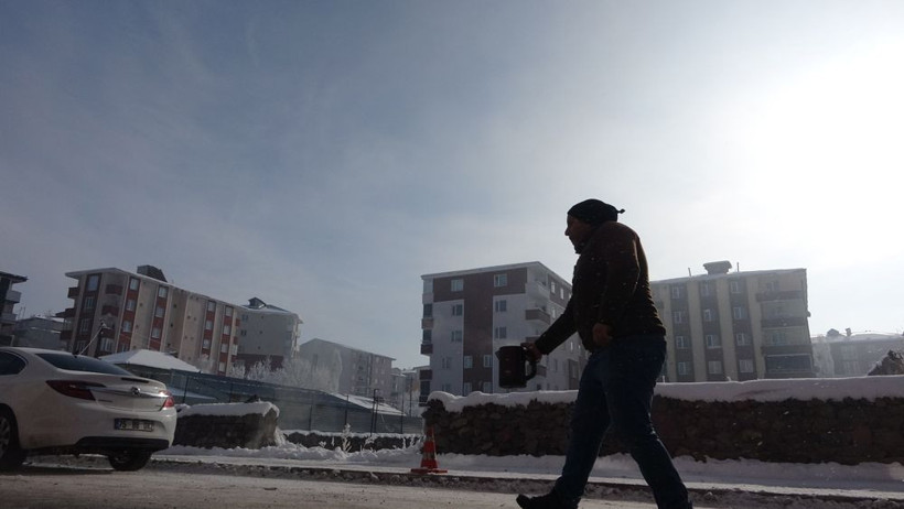 O şehirde hayat felç oldu! Havaya serpilen sıcak su bile dondu - Resim: 1