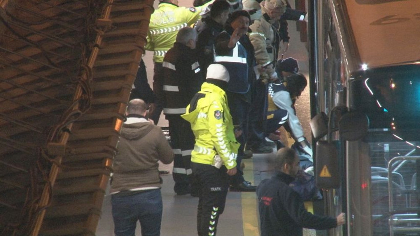 Sefaköy metrobüs durağında korkunç olay! Ekipler yarım saat boyunca uğraştı... - Resim: 3