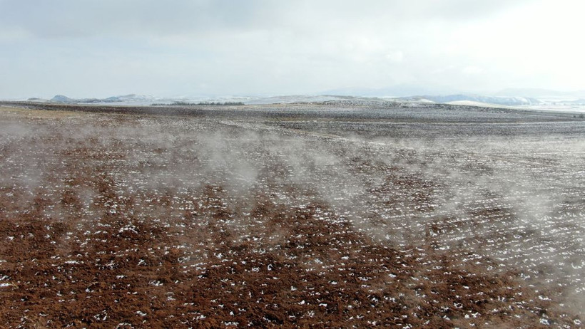 Sivas'taki bu tarlada esrarengiz şeyler oluyor! Kar tutmuyor, sürekli buhar çıkıyor - Resim: 3