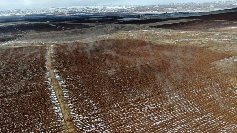 Sivas'taki bu tarlada esrarengiz şeyler oluyor! Kar tutmuyor, sürekli buhar çıkıyor - Resim: 4