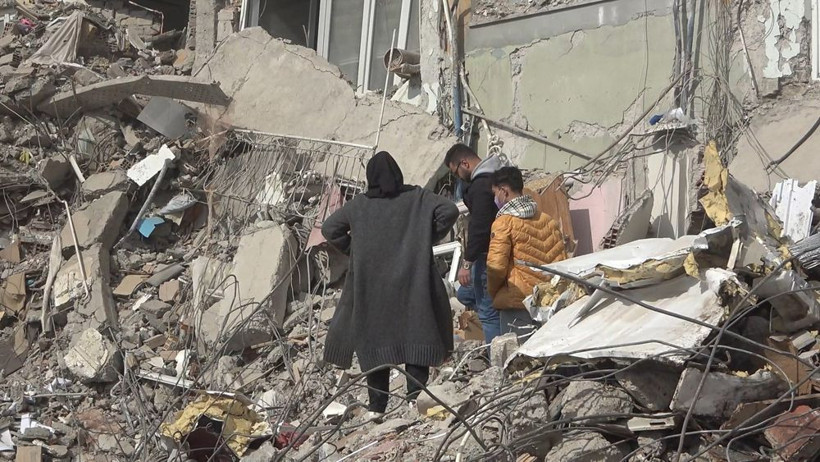 Canlarını hiç saydılar! Yıkıldı yıkılacak binada yaptıkları görevlileri kızdırdı - Resim: 1