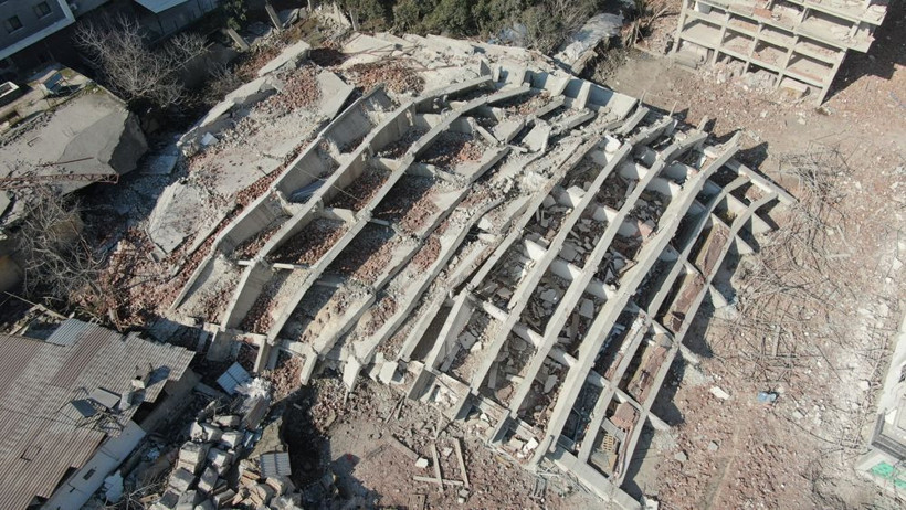 Depremden sonra geriye sadece tabelası kaldı! Yıkılma şekli Rönesans Rezidans'la aynı - Resim: 2