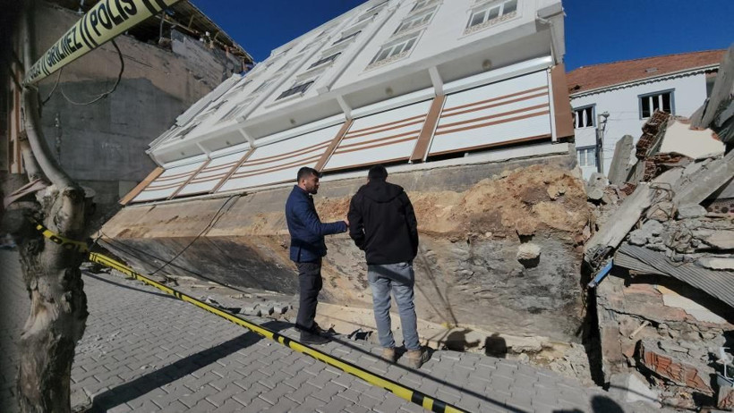 Depremde temeli ile birlikte yan yattı! İbretlik binayı görenler fotoğraf çektirmeden geçmiyor - Resim: 2