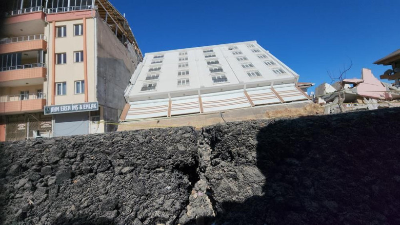 Depremde temeli ile birlikte yan yattı! İbretlik binayı görenler fotoğraf çektirmeden geçmiyor - Resim: 3