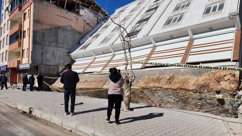 Depremde temeli ile birlikte yan yattı! İbretlik binayı görenler fotoğraf çektirmeden geçmiyor - Resim: 4