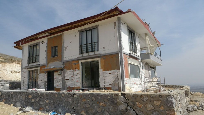 Fay hattı üzerine yapılan milyonluk eve bakın! Kağıt gibi dağıldı - Resim: 1