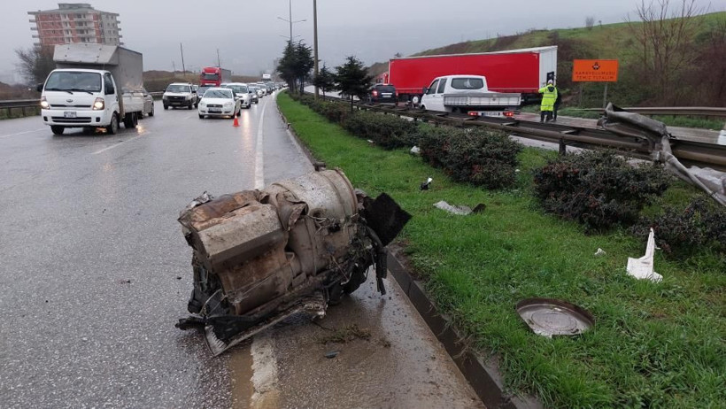 Samsun'da feci kaza! Bariyeri parçaladı, motoru karşı şeride fırladı - Resim: 1