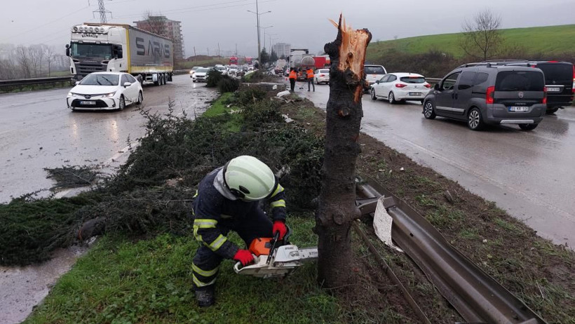 Samsun'da feci kaza! Bariyeri parçaladı, motoru karşı şeride fırladı - Resim: 3
