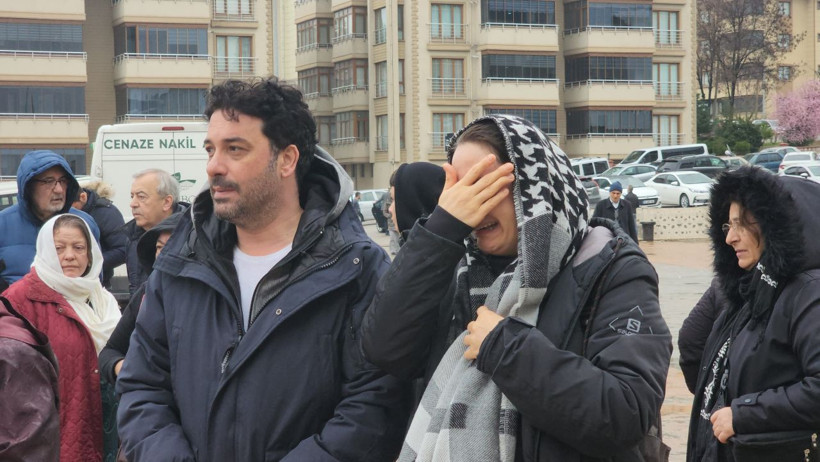Ünlü sunucu Ezgi Sertel kahroldu cenaze töreninde tabuta sarılıp feryat etti: "Canım babam..." - Resim: 2