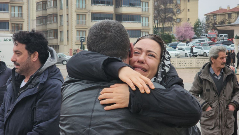 Ünlü sunucu Ezgi Sertel kahroldu cenaze töreninde tabuta sarılıp feryat etti: "Canım babam..." - Resim: 3