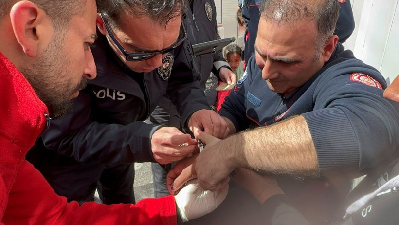 Oyun oynarken eline taktı bir daha çıkartamadı! Ekipler seferber oldu bir saat boyunca... - Resim: 2